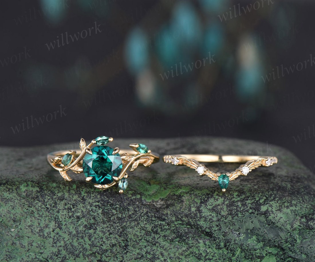 Custom emerald engagement ring set with matching curved band in solid gold