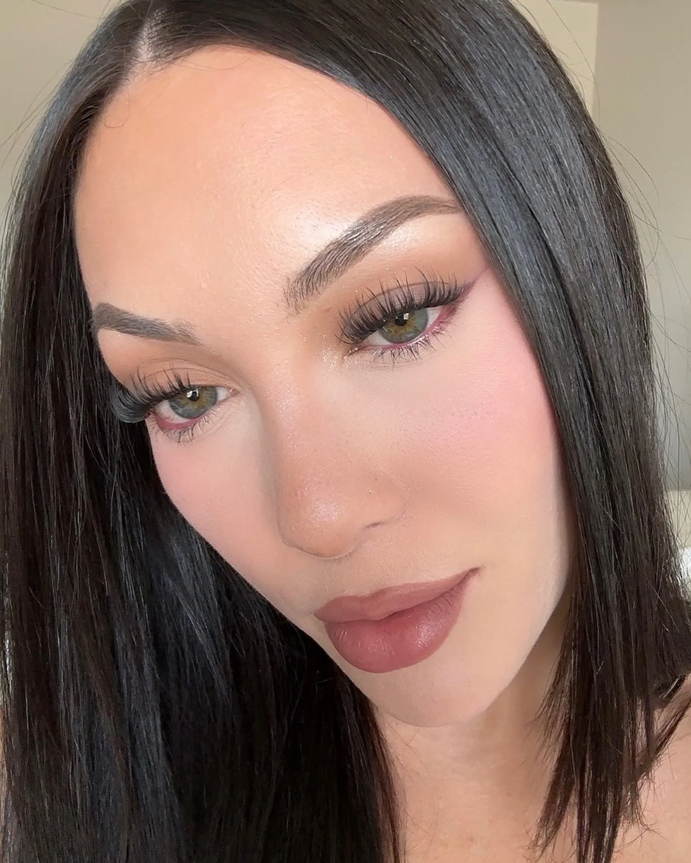 Embracing Alternative Beauty Trends: DIY Lash Extensions vs Professional Services