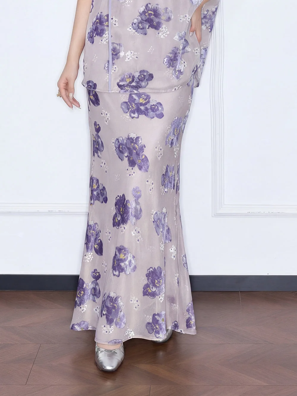 Mukzin Heavy Su Embroidery Freesia Midi Skirt
