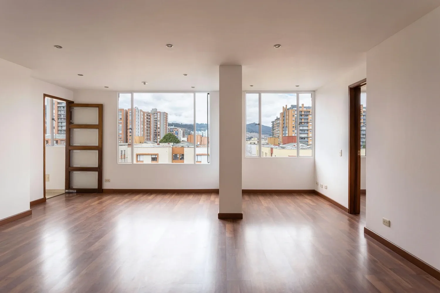Empty bedroom photo before Virtual Staging AI furniture staging
